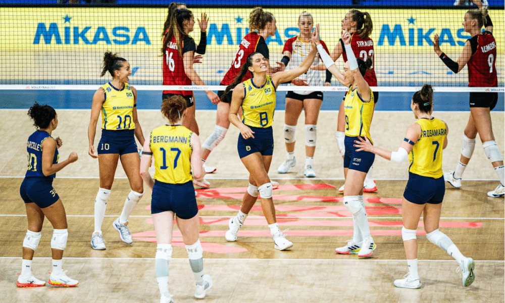 Atletas do Brasil comemoram ponto contra a Alemanha na VNL