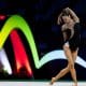 A canadense Carmel Kallemaa em ação no Mundial de ginástica rítmica no Rio de Janeiro