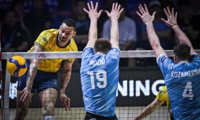 Alan atacando em vitória do Brasil diante da Eslovênia na disputa do bronze da VNL 2025