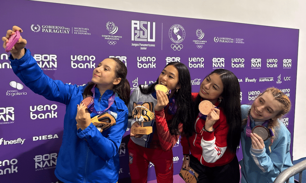 Ana Beatriz Fraga, Gabriela Maria Lin Hwang, Carolina Sol Borrelli, Maria Karina Galindo, no pódio do sabre feminino da esgrima durante os Jogos Pan Americanos Júnior Assunção-2025