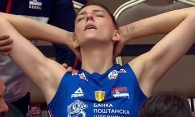 Após machucar o tornozelo, Boskovic é atendida no banco de reservas na partida entre Sérvia e Camarões pelo Mundial de vôlei feminino
