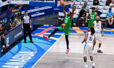 Na imagem, Bruno Caboclo enterrando para mais dois pontos para o Brasil.