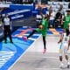 Na imagem, Bruno Caboclo enterrando para mais dois pontos para o Brasil.