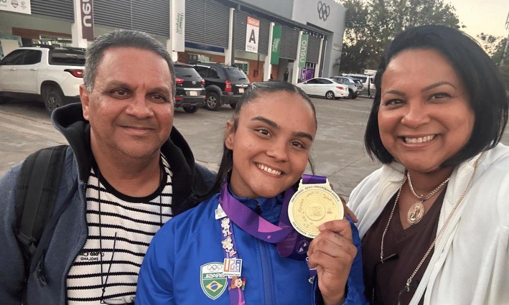 Eduarda Bastos e pais Fernanda e Murillo após o ouro nos 63 kg feminino do judô nos Jogos Pan-Americanos Júnior Assunção-2025