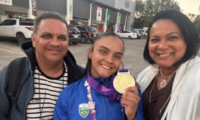 Eduarda Bastos e pais Fernanda e Murillo após o ouro nos 63 kg feminino do judô nos Jogos Pan-Americanos Júnior Assunção-2025