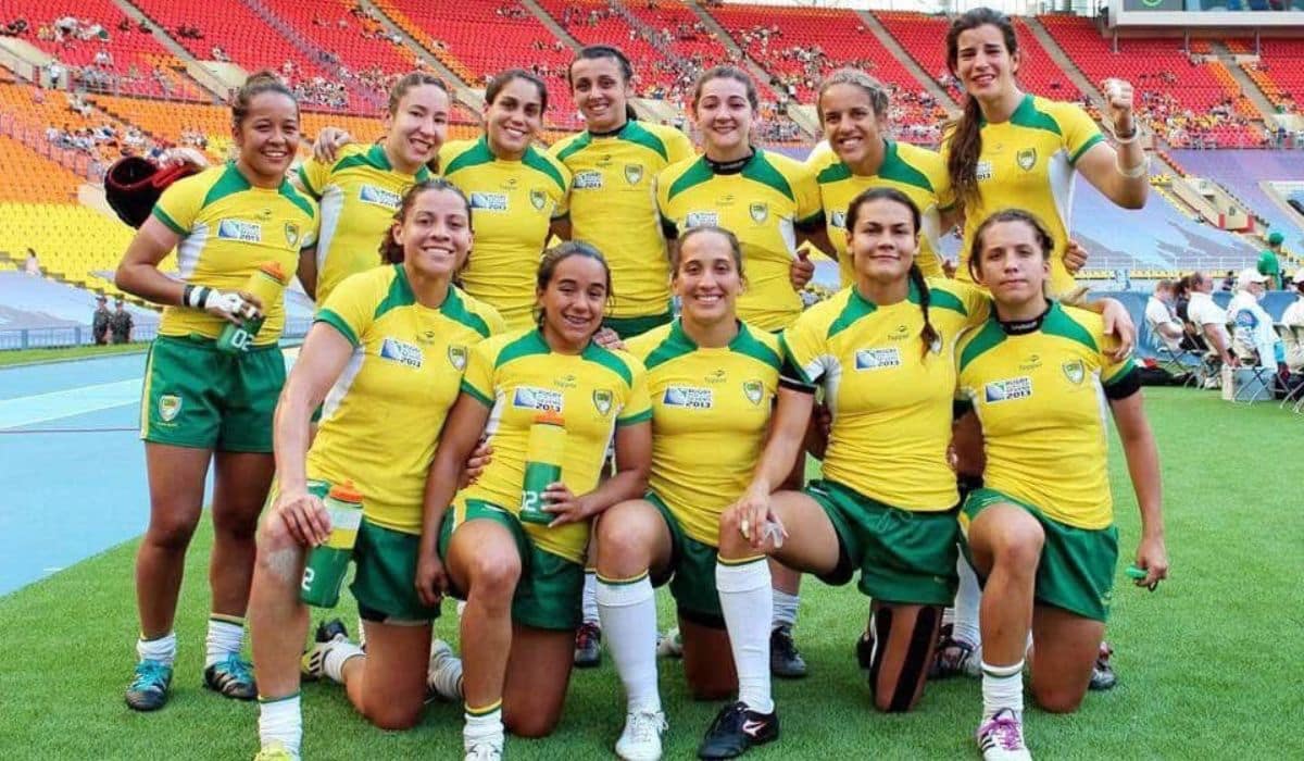 Edna posa com a equipe durante a Copa do Mundo de sevens que participou (World Rugby)