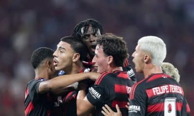 Na imagem, time sub-20 do Flamengo comemorando gol.