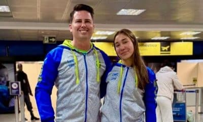 Flávia Souza ao ;l;ado do treinador Almir Claudino no Mundial Sub-19 de pentatlo moderno