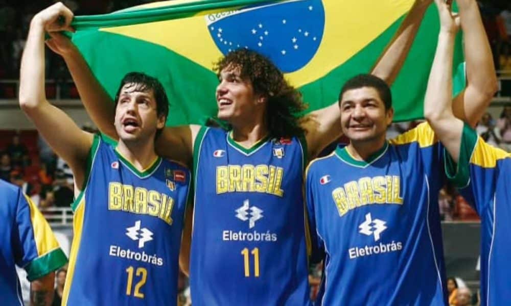 Guilherme Giovanoni, Anderson Varejão e Olivinha comemoram o título da Copa América de 2009 (Divulgação/CBB)