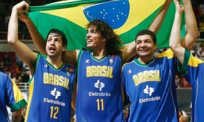 Guilherme Giovanoni, Anderson Varejão e Olivinha comemoram o título da Copa América de 2009 (Divulgação/CBB)