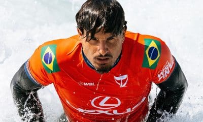 Na imagem, Ítalo Ferreira passando pela espuma da onda.