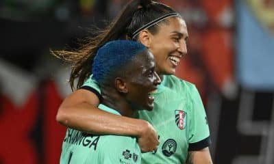 Na imagem, Bia Zaneratto foi abraçar a autora do segundo gol do Kansas City, Chawinga.
