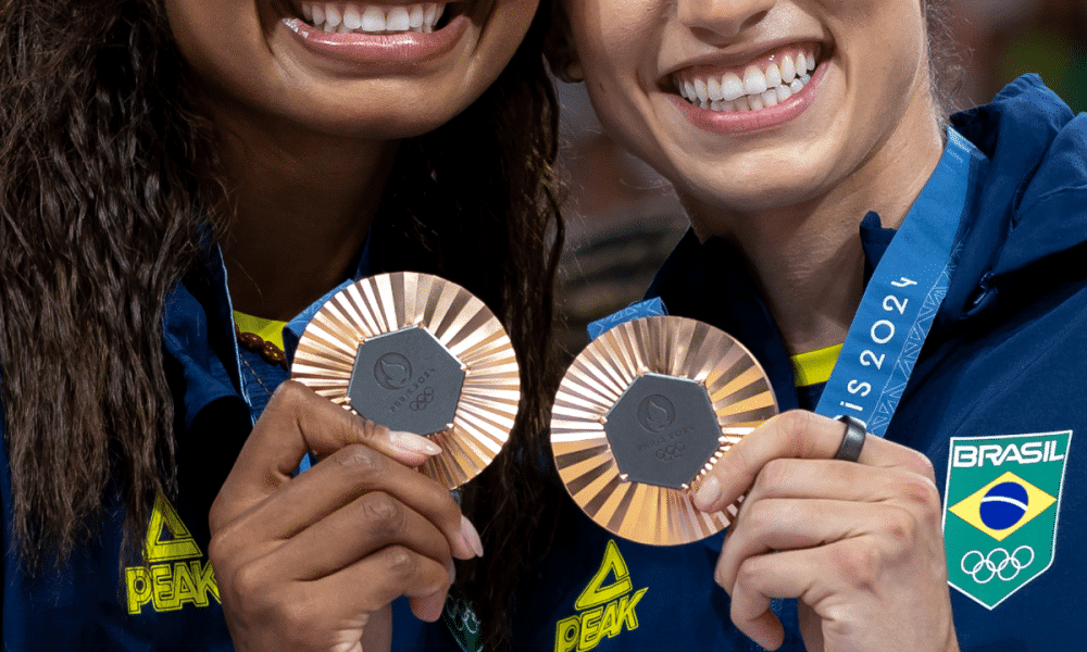 Lorenne Teixeira e Gabi Guimarães - bronze no vôlei feminino de Paris-2024