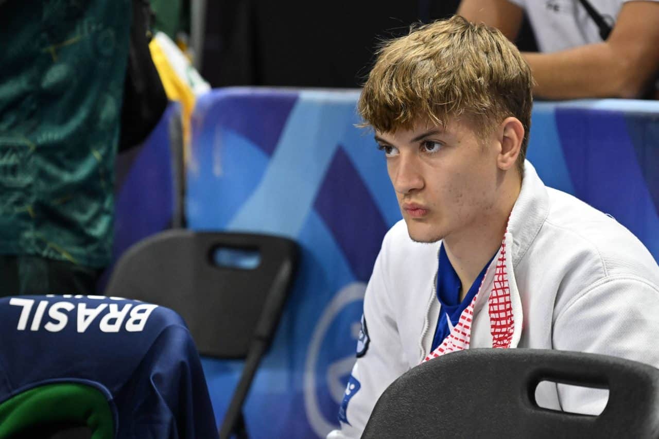 Matheus Brandt durante a prova de espada por equipes masculina no Mundial de Esgrima Tbilisi 2025 (foto: Zsolt Nekifor – Bizzi Team: FIE)