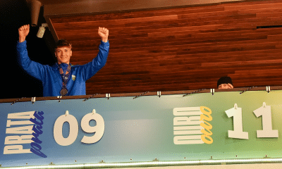 Matheus Brandt comemora medalha de prata na cerimônia das medalhas na Casa do Time Brasil