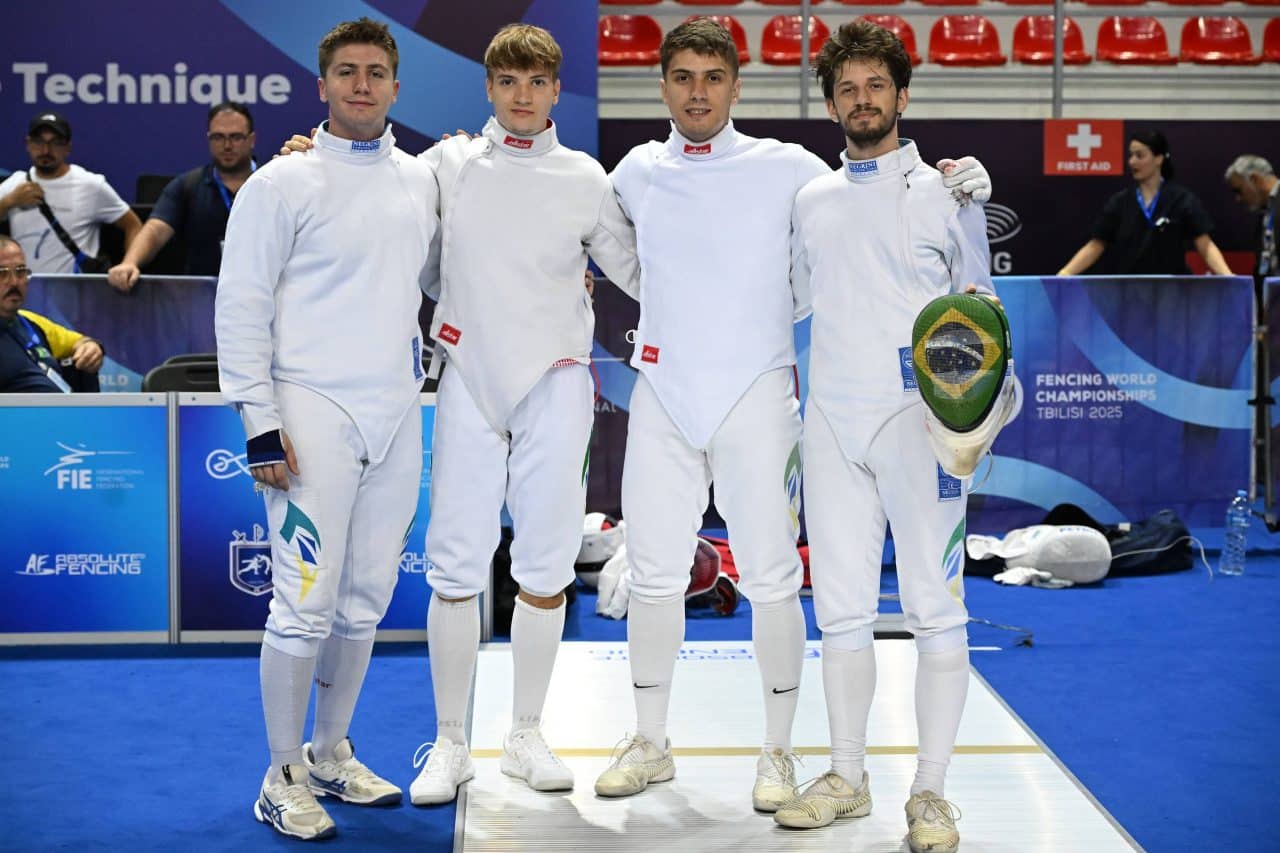 Pedro Petrich, Matheus Brandt, Alexandre Camargo, e Nicolas Deguchi disputam a prova por equipes do Mundial de Esgrima (Foto: Zsolt Nekifor –  Bizzi Team/ FIE)