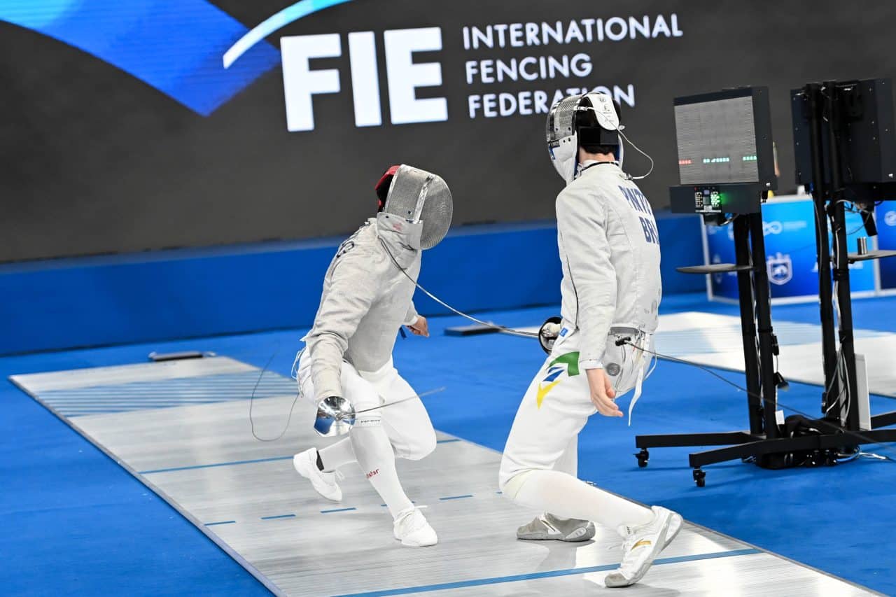 Marcus Pinto em ação contra Zhang Zezhong  durante Mundial de Esgrima Tbilisi 2025 (Foto: Eva Pavía - Bizzi Team/ FIE)