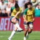 Raquel chuta a bola durante a estreia do Brasil contra a África do Sul na Copa do Mundo de rúgbi XV