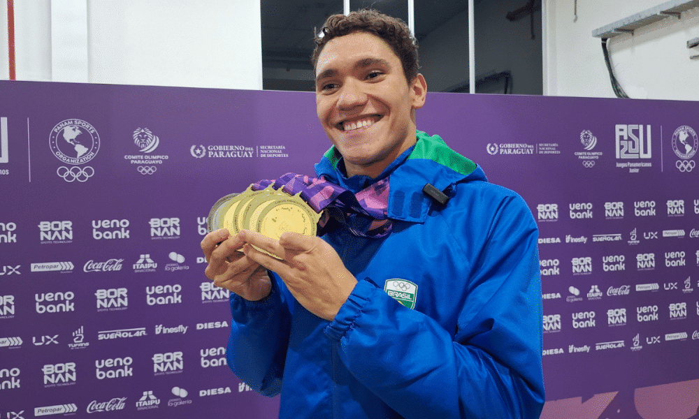 Stephan Steverink posa para foto com todas suas medalhas dos Jogos Pan-Americanos Júnior Assunção-2025