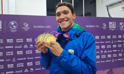 Stephan Steverink posa para foto com todas suas medalhas dos Jogos Pan-Americanos Júnior Assunção-2025