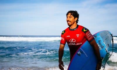 Na imagem, Yago Dora com sua prancha, após sair da bateria de ondas.