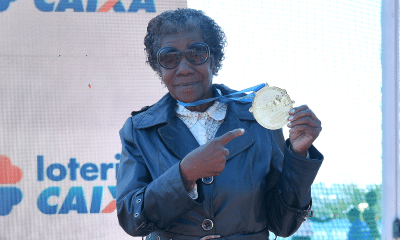 Aída dos Santos posa para foto com medalha em sua homenagem no Troféu Brasil de Atletismo