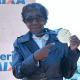 Aída dos Santos posa para foto com medalha em sua homenagem no Troféu Brasil de Atletismo
