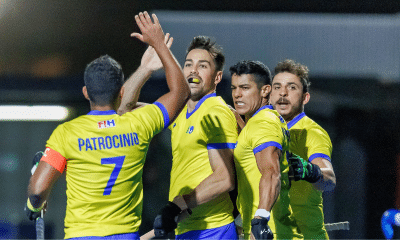 Jogadores brasileiros durante uma partida de hóquei sobre a grama