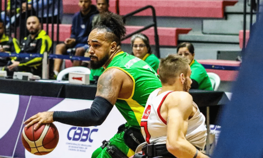 Cristiano Clemente em ação pela Copa América de Basquete em CR