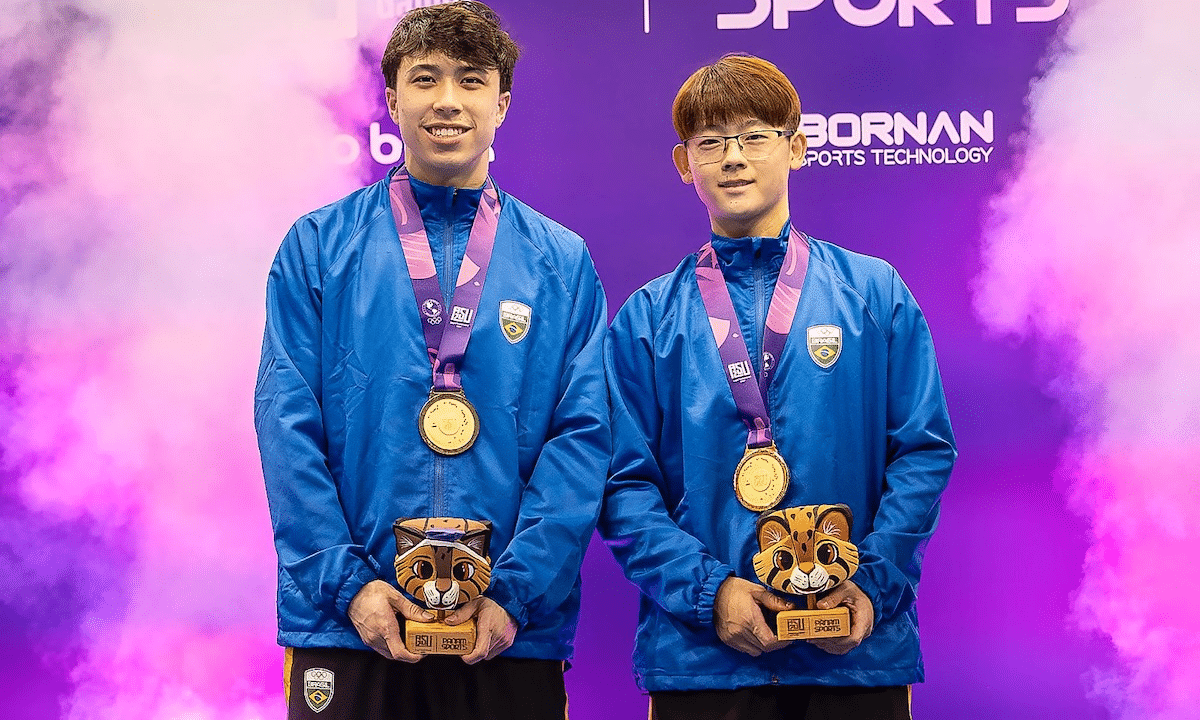 Leonardo Iizuka e Felipe Doti Arado com a medalha de ouro em duplas nos Jogos Pan-Americanos Júnior Assunção-2025