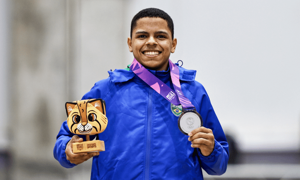 Pedro Silvestre com a medalha de prata do individual geral da ginástica artística de Assunção-2025