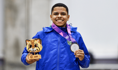 Pedro Silvestre com a medalha de prata do individual geral da ginástica artística de Assunção-2025