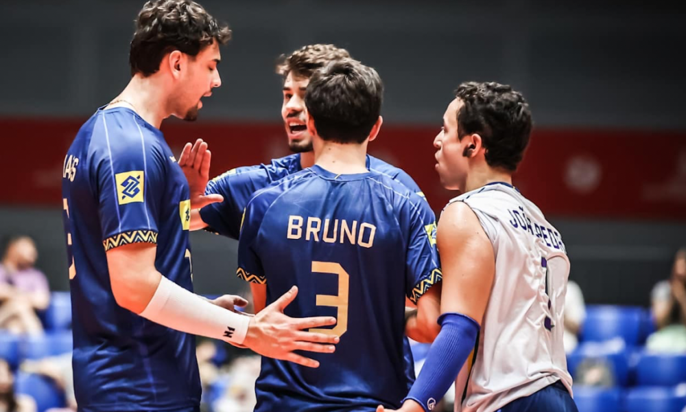 Seleção de vôlei sub-21 após derrota pra tchecos no Mundial