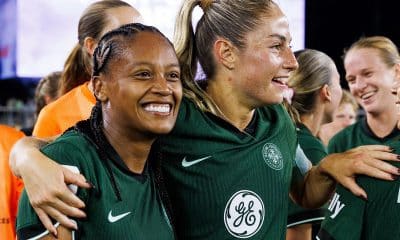 Na imagem, Ary Borges, do Louisville, comemorando a vitória com sua companheira de time.