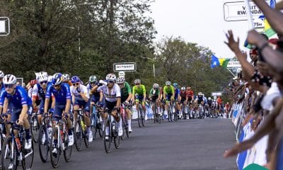 Na imagem, Henrique Avancini no meio do pelotão da prova do Mundial de ciclismo de estrada.