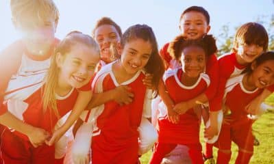 Benefícios do esporte coletivo para crianças