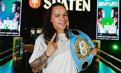 Na imagem, Bia Ferreira mostrando o cinturão que conseguiu defender pela terceira vez.