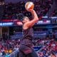 Damiris Dantas em ação pelo Indiana Fever na WNBA