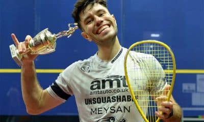 Na imagem, Diego Gobbi comemorando com seu troféu e raquete.