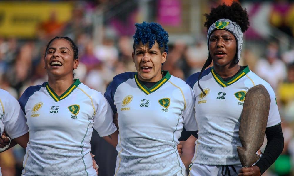 Eshyllen, capitã da seleção brasileira de rúgbi, ao lado das companheiras durante o hino nacional do Brasil na Copa do Mundo