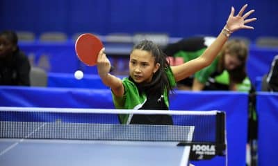 Na imagem, Giulia Takahashi golpeando a bolinha com seu backhand.