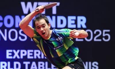 Na imagem, Hugo Calderano buscando uma rebatida de forehand na bolinha China Smash de tênis de mesa Simon Gauzy wtt champions de frankfurt