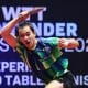 Na imagem, Hugo Calderano buscando uma rebatida de forehand na bolinha China Smash de tênis de mesa Simon Gauzy wtt champions de frankfurt