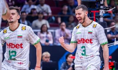 Iliya Petkov e Georgi Tatarov, da Bulgária, comemoram a vitória sobre os Estados Unidos nas quartas de final do Mundial de vôlei masculino