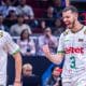 Iliya Petkov e Georgi Tatarov, da Bulgária, comemoram a vitória sobre os Estados Unidos nas quartas de final do Mundial de vôlei masculino