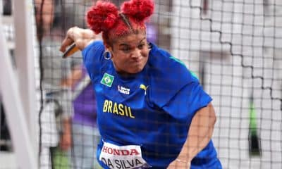 Na imagem, Izabela Rodrigues durante um de seus lançamentos.