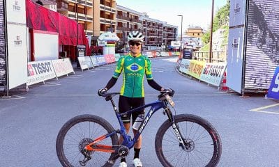 Na imagem, Karen Olimpio com sua bicicleta no percurso na Suíça.