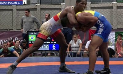 Na imagem, Renato da Silva travando seu oponente durante o combate.