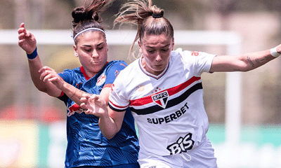 Jogadoras de São Paulo e Red Bull Bragantino disputam bola em jogo do Paulistão Feminino