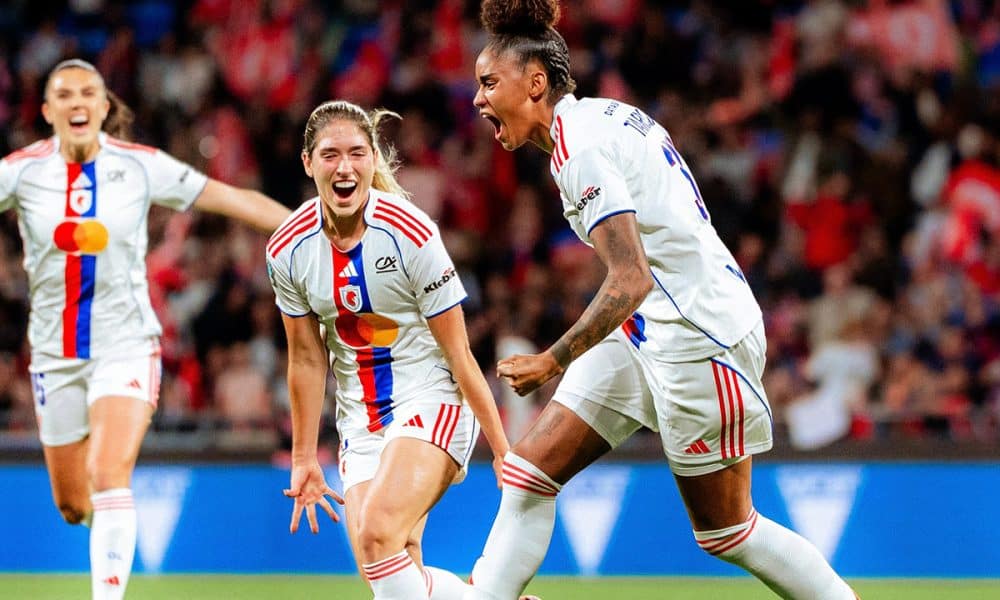 Na imagem, Tarciane correndo para comemorar o gol com suas companheiras de time francês.